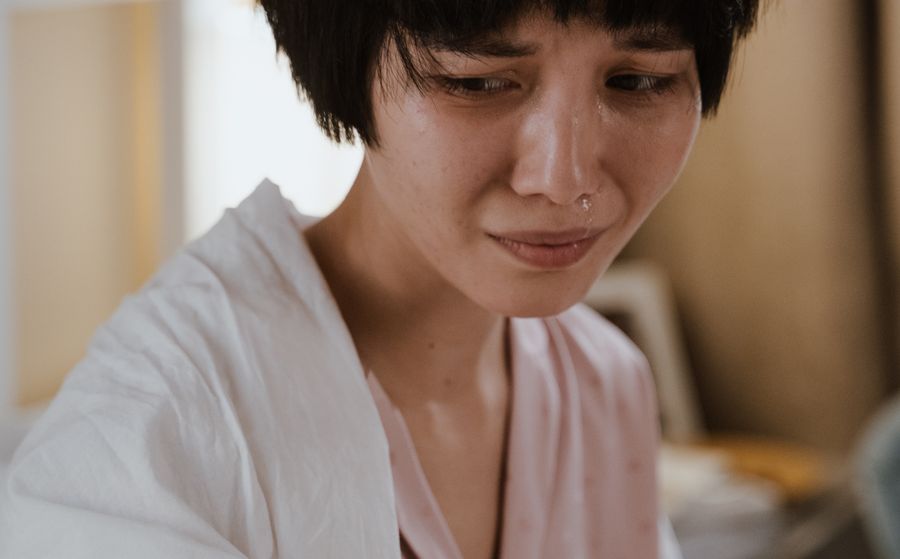 Mom having postpartum intrusive thoughts | The Peaceful Mind Counseling Center